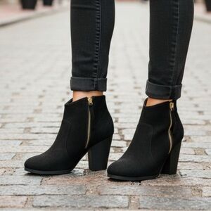 NEW! Journee Collection Link Black and Gold Bootie 7.5